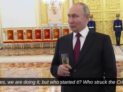  Vladimir Putin pije šampanjac 