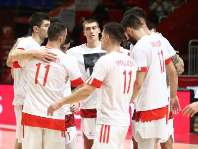  Košarkaši Crvene zvezde u majicama posvećenim Siniši Mihajloviću 