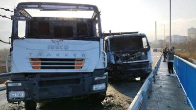  Izgorele kabine kamiona u Kosovskoj Mitrovici na barikadama 
