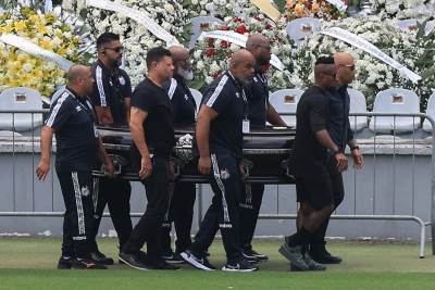  Peleov kovčeg na stadionu Santosa ljudi se opraštaju 
