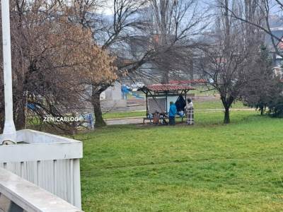  Majka i sin invalid žive u parku u Zenici 