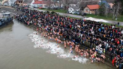  Tradicija plivanja za časni krst u Sremskoj Mitrovici na praznik Bogojavljenja je nastavljena i ove godine 