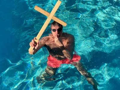  Ambasador Srbije u Maroku plivao za časni krst u bazenu 