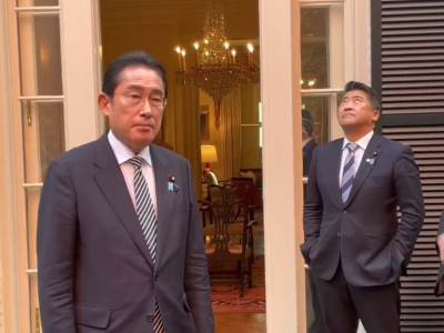  Pomoćnik japanskog premijera držao ruke u džepovima 