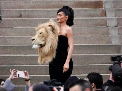  Kajli Džener u haljini sa glavom lava 