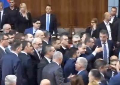  Haos u skupštini nakon obraćanja predsednika Srbije 
