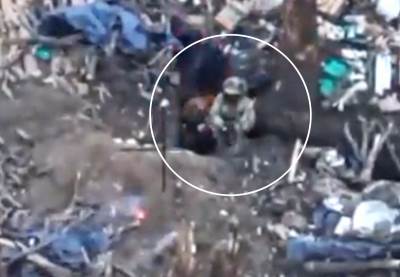  Ukrajinski vojnik miran dok oko njega padaju granate 