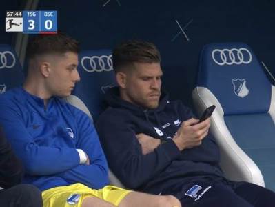  Fudbaler Herte koristi telefon tokom meča 