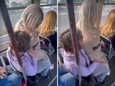  Devojka sela u krilo ženi u tramvaju u Beogradu 