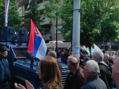  Srbi okačili srpsku zastavu na ROSU vozilo 