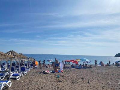  Ko rezerviše mesto na plaži peškirom u Tivtu kazna 100 evra 