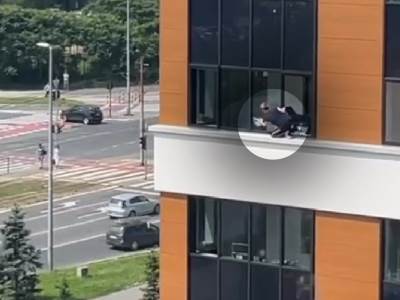 Novi snimak čistačice koja visi sa prozora u Beogradu 