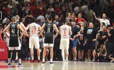  Navijači Zvezde izbacili navijača koji je gađao Partizanovu klupu 