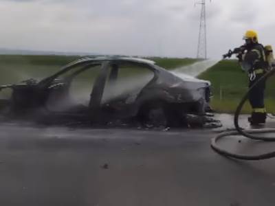  Zapalio se automobil na auto-putu kod skretanja za Novi Sad 