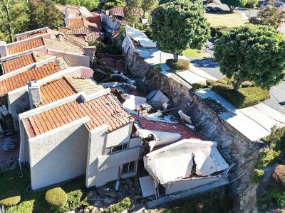  Kaliforija Pogled iz vazduha na luksuzne kuće uništene odronom na poluostrvu Palos Verdes 