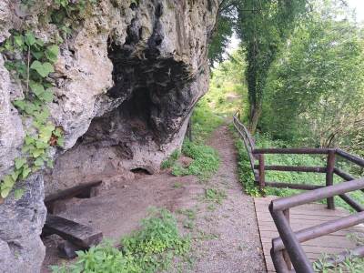  Splavarska pećina na obali Drine 
