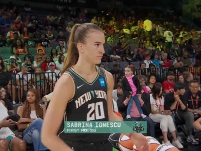  Rumunka Sabrina Jonesku neverovatno šutira trojke u WNBA video snimak 