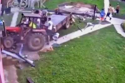  Maloletnik traktorom sleteo sa puta i povredio pet osoba u Kosjeriću 