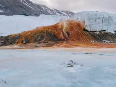  Krvavi vodopad na Antarktiku 