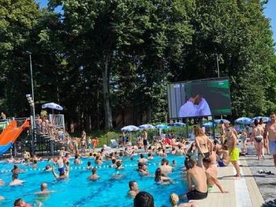  Ljudi gledaju Novaka Đokovića na bazenu u Lučanima 