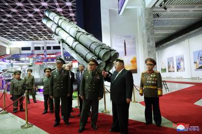  Kim pokazuje oružje ministru odbrane Rusije 