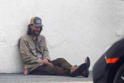  Kijanu Rivs sedi na ulici kao beskućnik 