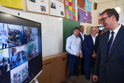  Prvi dan škole u pametnim učionicama: Huawei i Telekom Srbija donirali 150 IdeaHub tabli osnovcima š 