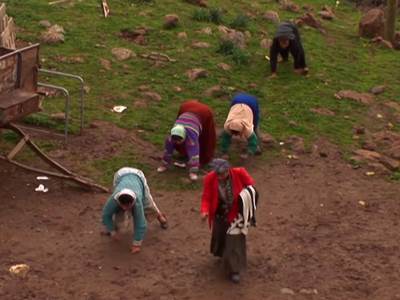  Porodica u Turskoj hoda četvoronoške 