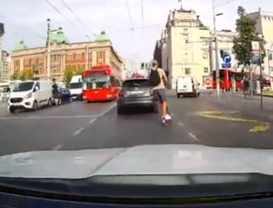  Snimak vozača trotineta kako pretiče kolonu vozila u Beogradu 