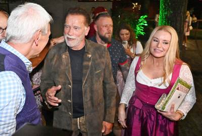  Arnold Švarceneger sa devojkom na Oktobarfestu 