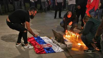  Beograđani ispred Hrama Svetog Save pale sveće 