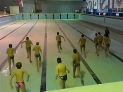  Partizanovi dečaci treniraju vaterpolo u praznom bazenu 