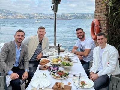  Tadić, Džeko i Livaković na zajedničkom ručku u Istanbulu 