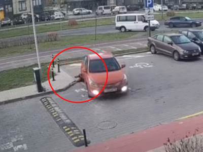 Žena prelazi autom preko deteta 
