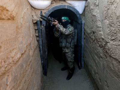  izraelski vojnici silaze u Hamasov tunel 