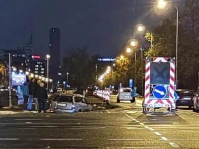 Automobil upao u rupu u Bulevaru Zorana Đinđića na Novom Beogradu 