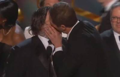  Poljubio kolegu u usta na dodeli Emi nagrada 