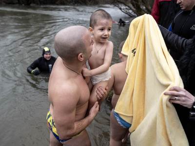  Dete od dve godine se okupalo u reci Neri u Srbiji za Bogojavljenje 