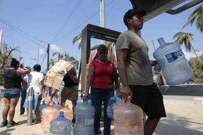  Ljudi staju u red da prime vodu koju je snabdela meksička vojska nakon štete izazvane prolaskom uragana 