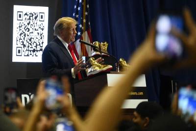  Donald Tramp prodaje zlatne batike 