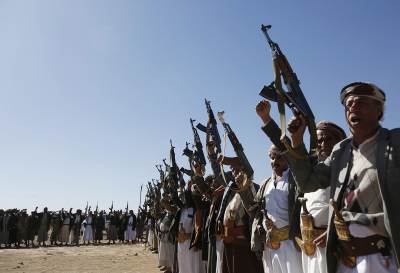  Pripadnici različitih plemena uzvikuju antiameričke parole s oružjem u rukama dok održavaju protest protiv napada Sjedinjenih Država na jemenske Hute 