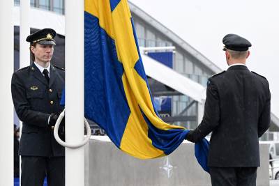  Zvaničnici se pripremaju da zakače švedsku nacionalnu zastavu 