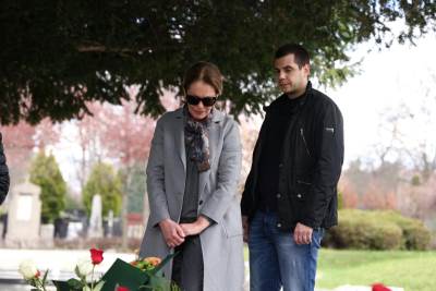  Ružica Đinđić sa sinom došla na grob Zorana Đinđića 