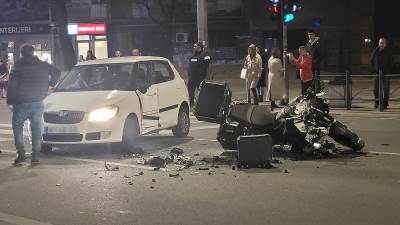  U centru Beograda večeras je došlo do sudara automobila i motocikla. 