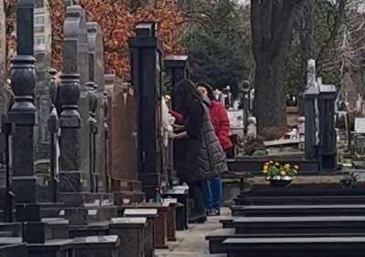  Godišnjica smrti Ksenije Pajčin, majka i sestra Mia na groblju 