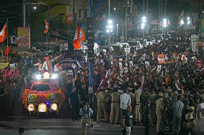  Indijski premijer Narendra Modi (L) maše svojim pristalicama sa vozila na putu tokom predizborne kampanje 
