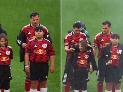  Fudbaleri videli da se deca smrzavaju na kiši i dali im trenerke 