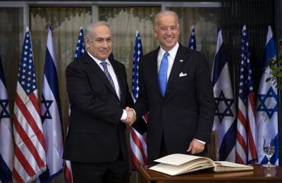  Potpredsednik SAD Džo Bajden (desno) rukuje se sa izraelskim premijerom Benjaminom Netanjahuom (levo) 