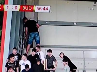  navijac u crnoj gori urinira na stadionu.jpg 