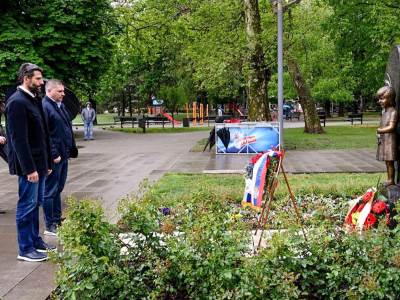  NE SMEMO ZABORAVITI NEVINE ŽRTVE BOMBARDOVANJA: Šapić i Nikodijević položili venac na spomenik Milici Rakić 